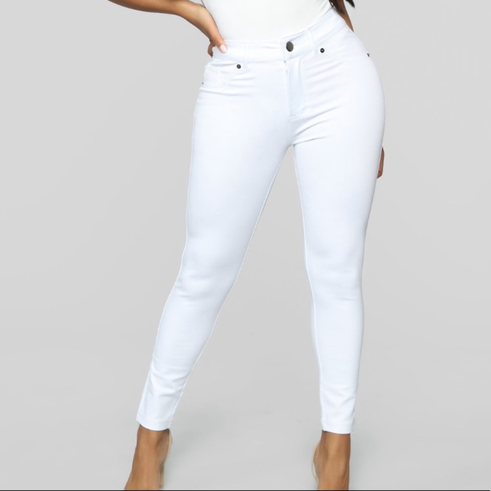 💕NWT. Never worn high rise white skinny jeans.
